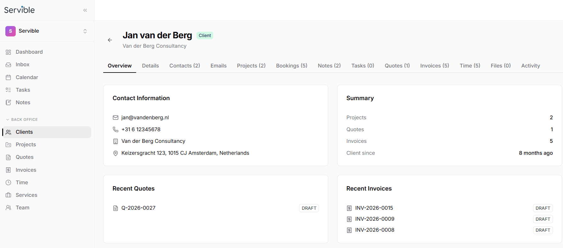 Het Servible backoffice — een klantkaart met offertes en facturen